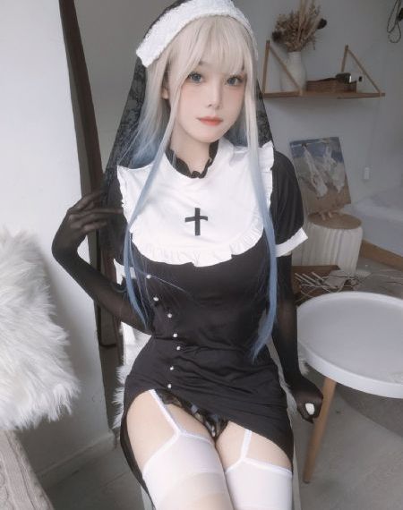 亲嘴舌头伸进去摸她的胸